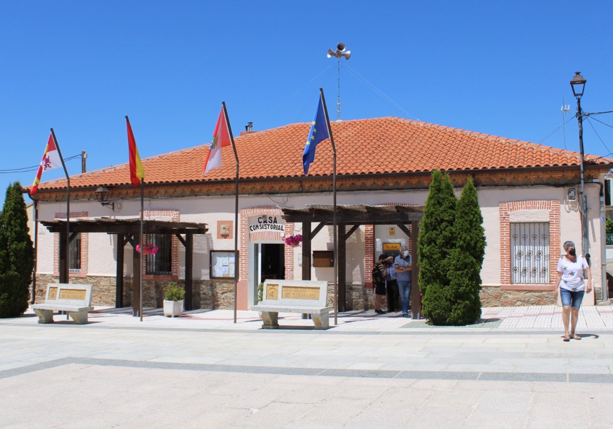 Fachada del Ayuntamiento de Galinduste, donde también se ubica el cajero afectado.