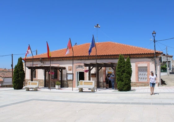 Fachada del Ayuntamiento de Galinduste, donde también se ubica el cajero afectado.