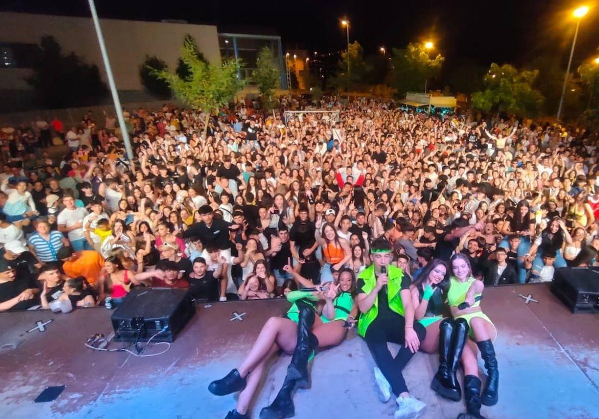 Los integrantes de la orquesta Kronos junto a su público en uno de sus conciertos.