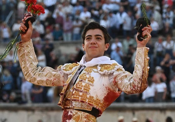 Marco Pérez, con el doble trofeo en Nimes el pasado 6 de junio.
