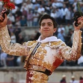 Marco Pérez con el doble trofeo en Nimes el pasado 6 de junio.