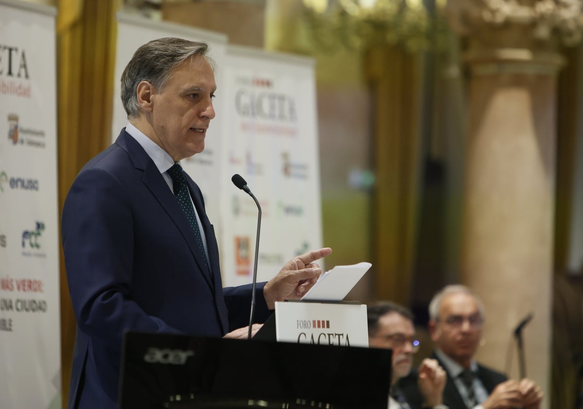 Imagen principal - El alcalde de Salamanca, Carlos García Carbayo, durante su intervención en el Foro GACETA de la Sostenibilidad.