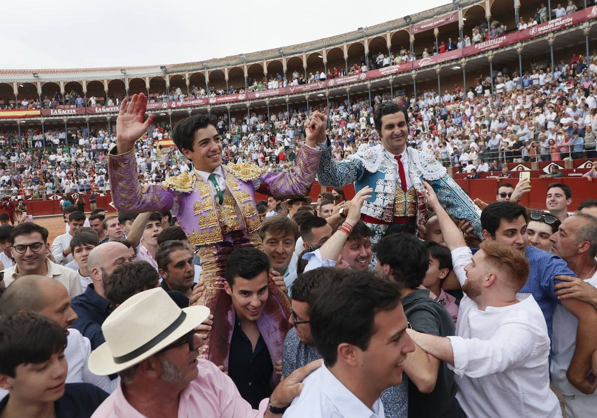 Marco Pérez y Morante de la Puebla, a hombros, en La Glorieta, el pasado 14 de junio.