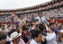 Marco Pérez y Morante de la Puebla, a hombros, en La Glorieta, el pasado 14 de junio.