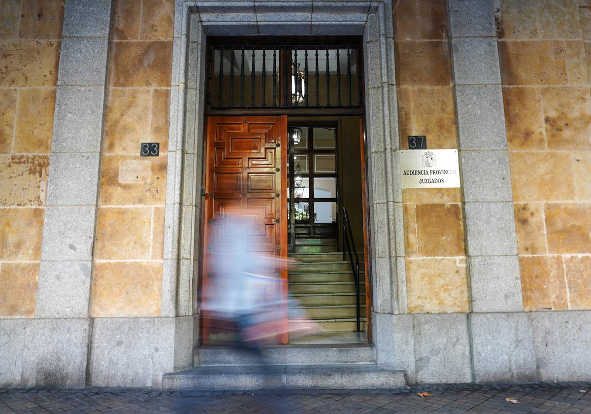 Una persona pasa por delante de la entrada a la Audiencia Provincial.