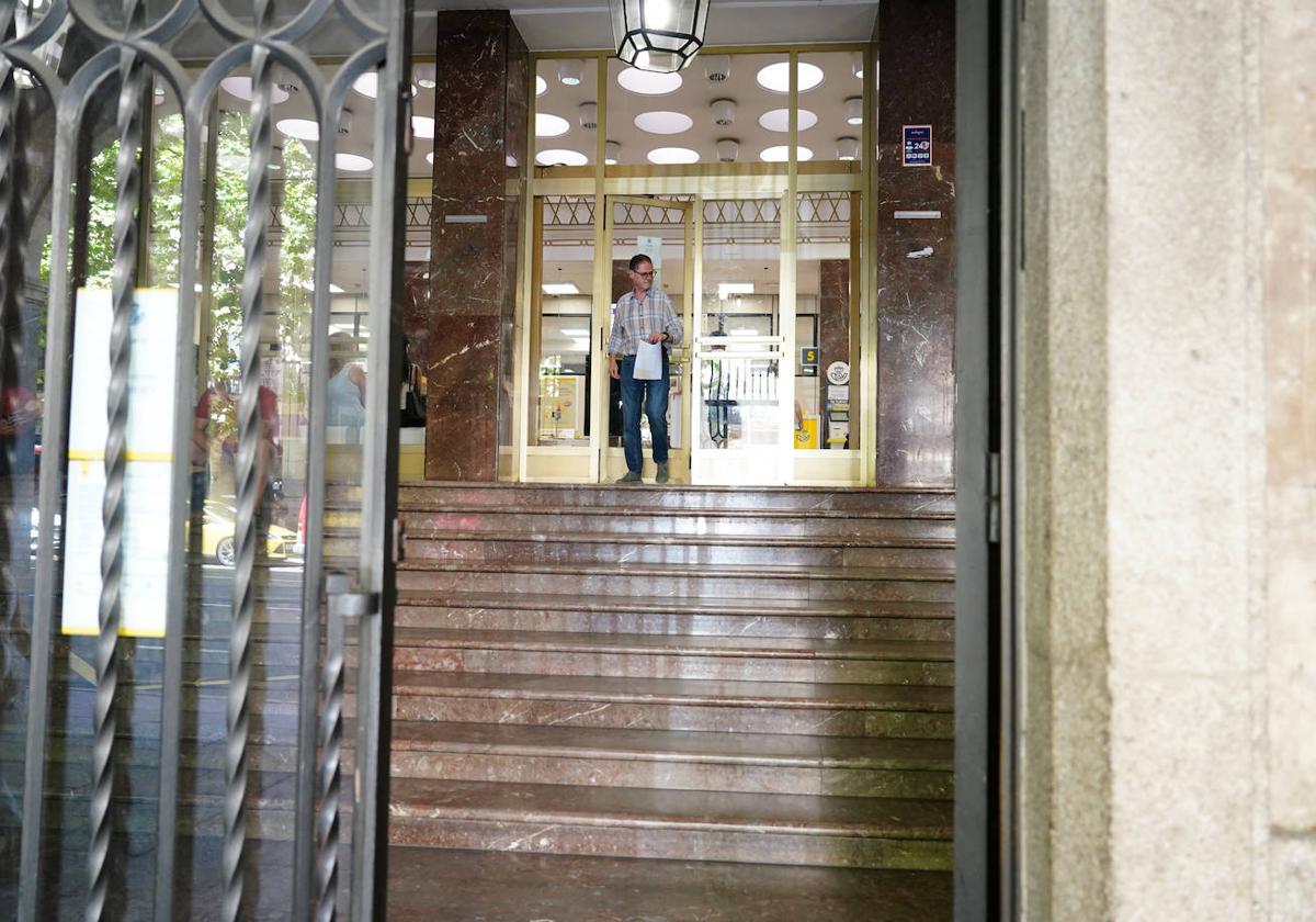 Escaleras de acceso a la sede principal de Correos en la Gran Vía.