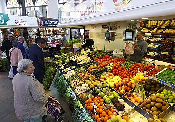 Una frutería en el Mercado Central de Salamanca.