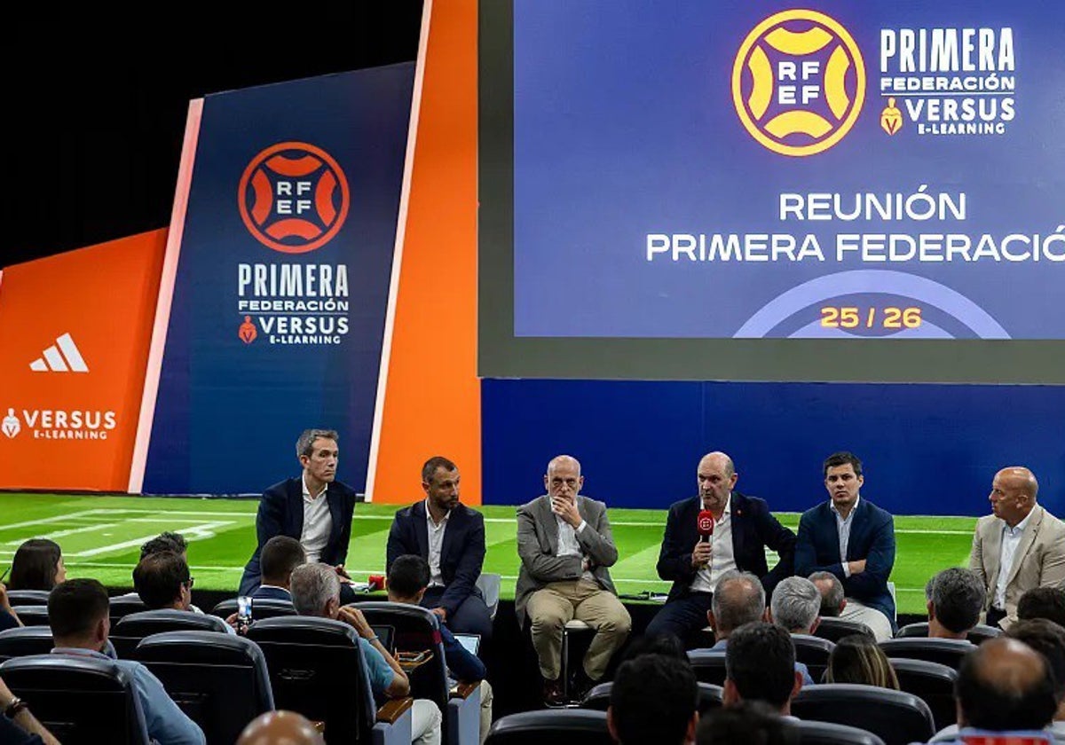 Rafael Louzán y Javier Tebas, durante el encuentro del lunes con los clubes de Primera Federación.