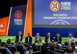 Rafael Louzán y Javier Tebas, durante el encuentro del lunes con los clubes de Primera Federación.