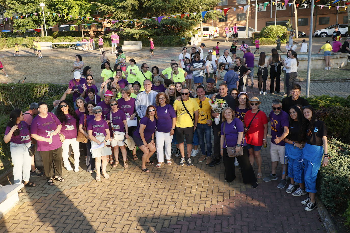 Imagen secundaria 1 - 1) El pasado 30 de junio, los vecinos de Pizarrales se reunieron en torno a una paellada popular, una de las muchas actividades con las que el barrio celebra su identidad. 2) Grupos de vecinos de todas las edades se reúnen en un ambiente festivo y de hermandad para compartir música, comida y diversión. 3) Durante las fiestas del Sagrado Corazón de Jesús, una de las tradiciones más emotivas del barrio, la procesión recorrió las calles de Pizarrales.