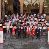 Foto de familia en el patio de la secuoya.