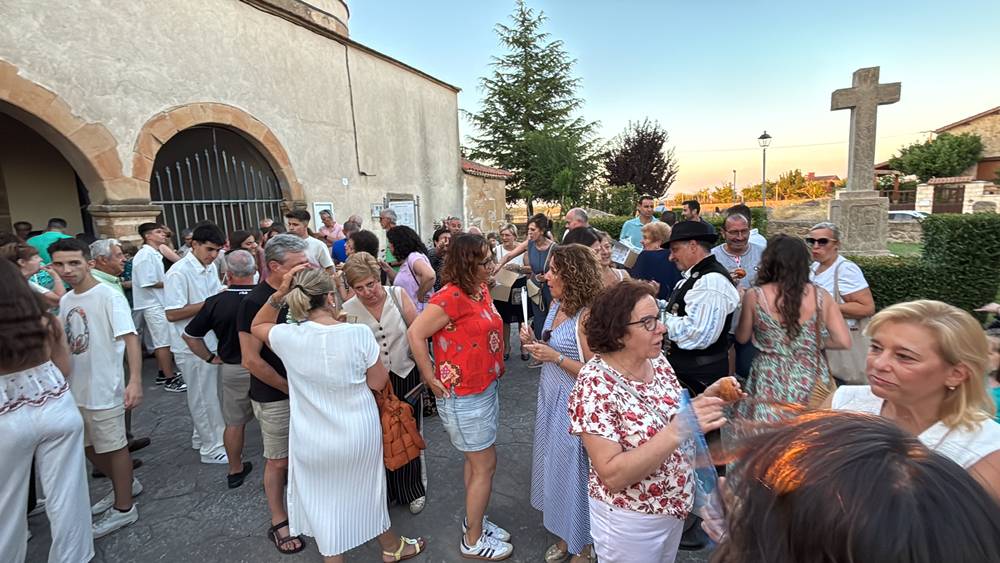 El Pedroso fue fiel a su tradición de izar la Virgen al altar