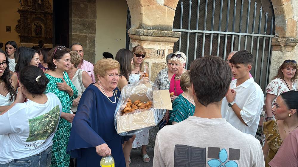 El Pedroso fue fiel a su tradición de izar la Virgen al altar