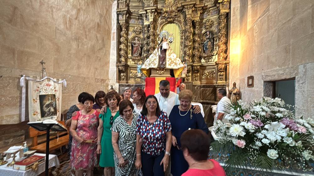El Pedroso fue fiel a su tradición de izar la Virgen al altar