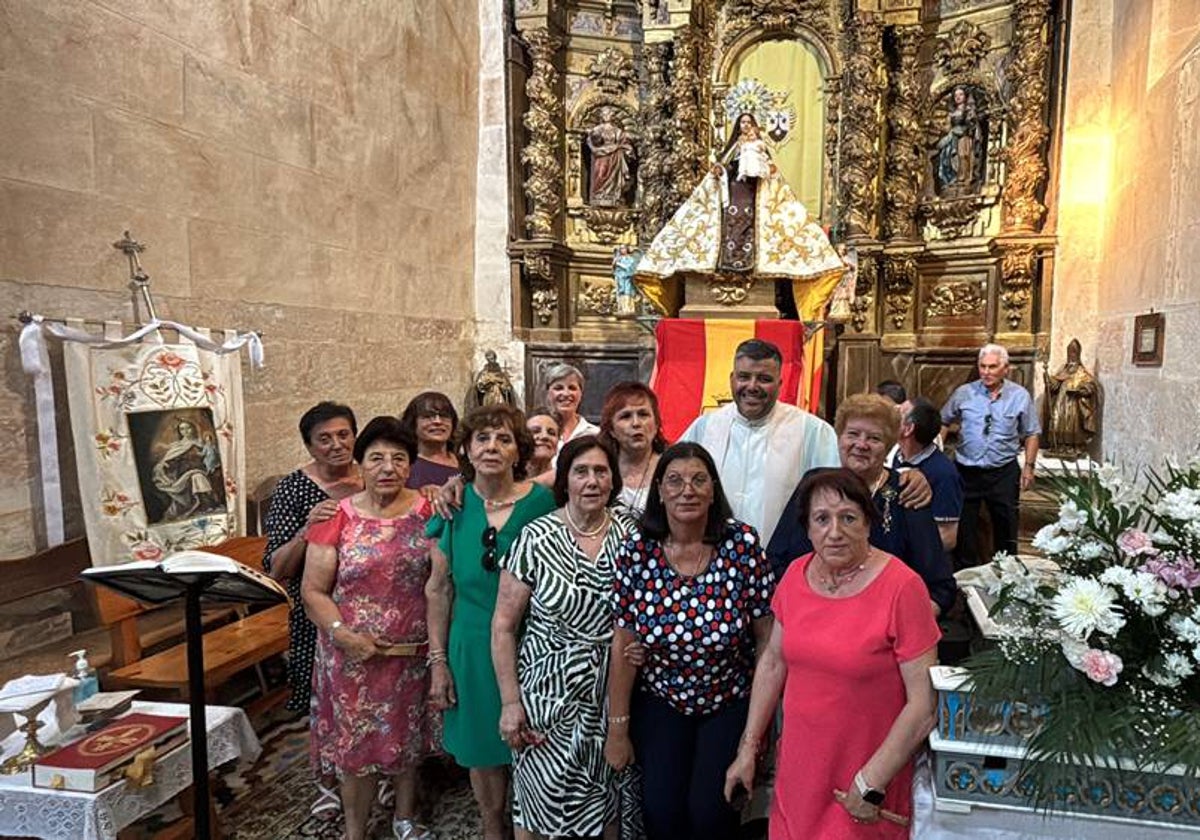 El Pedroso fue fiel a su tradición de izar la Virgen al altar