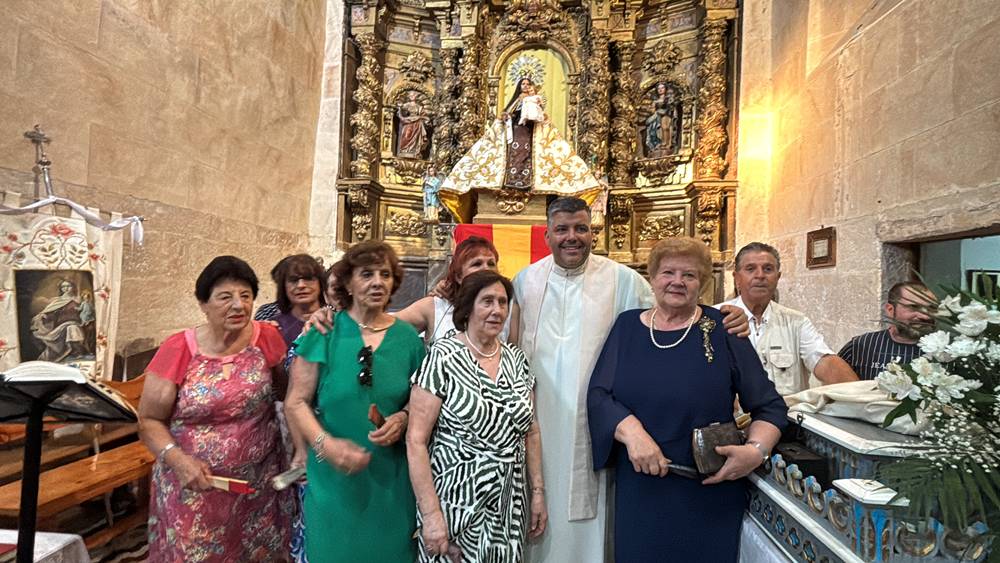 El Pedroso fue fiel a su tradición de izar la Virgen al altar
