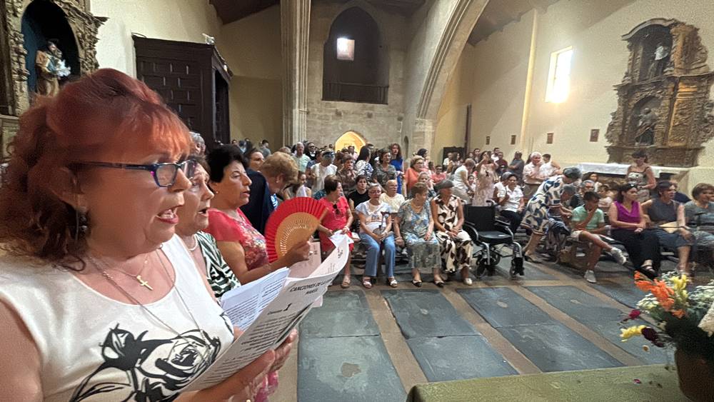 El Pedroso fue fiel a su tradición de izar la Virgen al altar