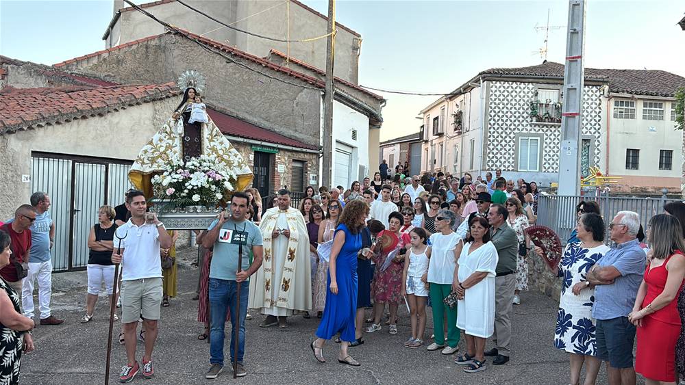 El Pedroso fue fiel a su tradición de izar la Virgen al altar