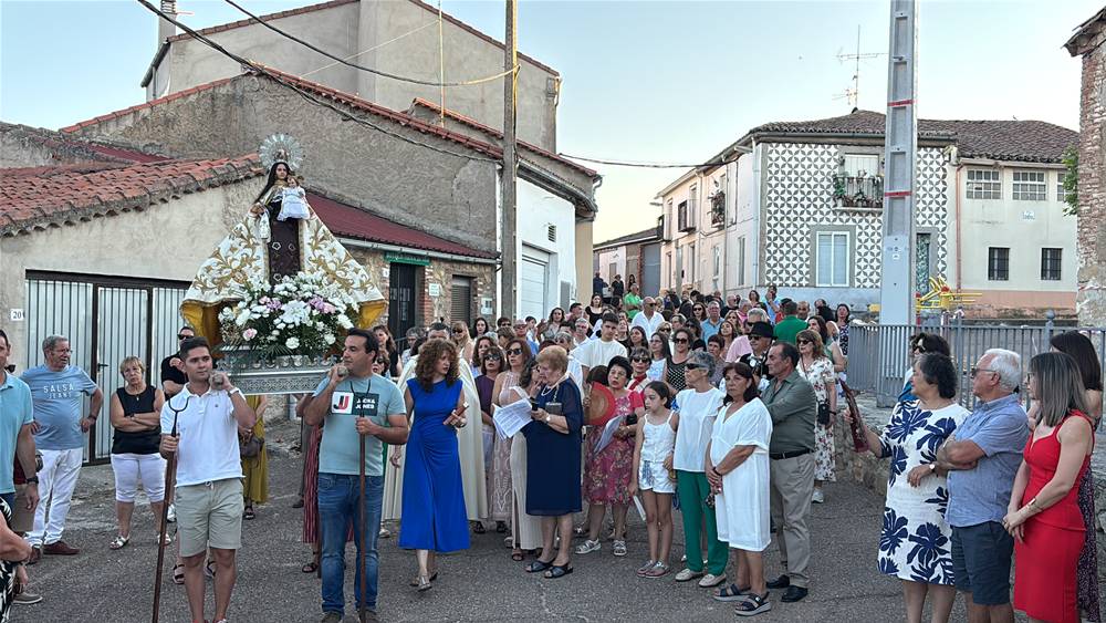 El Pedroso fue fiel a su tradición de izar la Virgen al altar