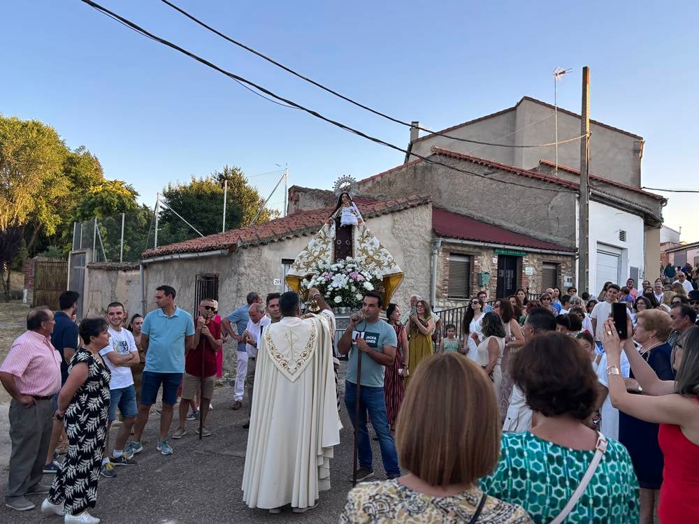 El Pedroso fue fiel a su tradición de izar la Virgen al altar