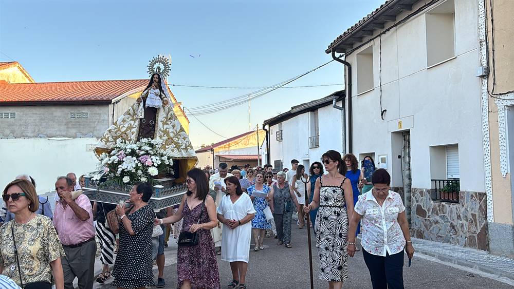El Pedroso fue fiel a su tradición de izar la Virgen al altar