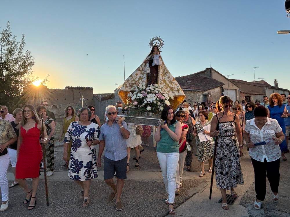 El Pedroso fue fiel a su tradición de izar la Virgen al altar