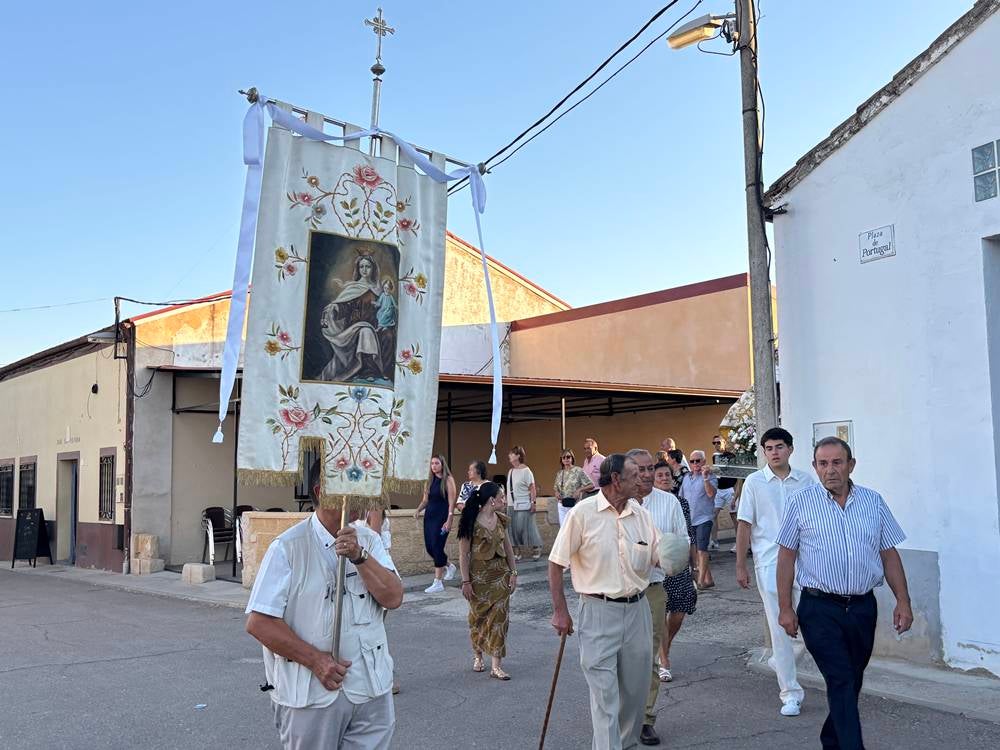 El Pedroso fue fiel a su tradición de izar la Virgen al altar