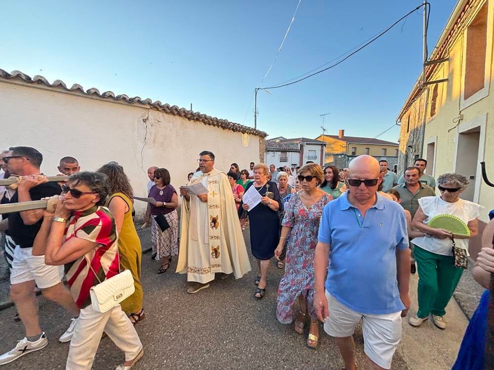 El Pedroso fue fiel a su tradición de izar la Virgen al altar