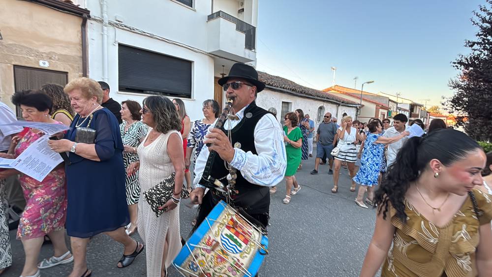 El Pedroso fue fiel a su tradición de izar la Virgen al altar