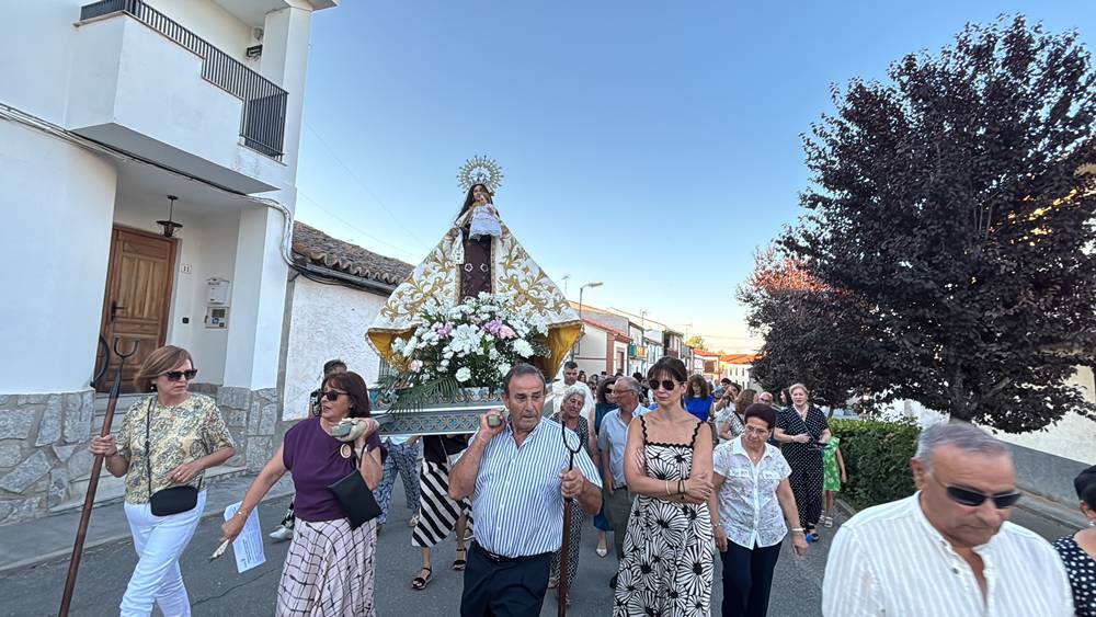 El Pedroso fue fiel a su tradición de izar la Virgen al altar