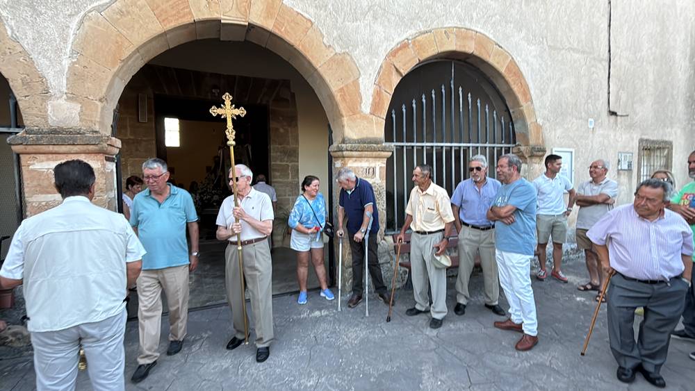 El Pedroso fue fiel a su tradición de izar la Virgen al altar