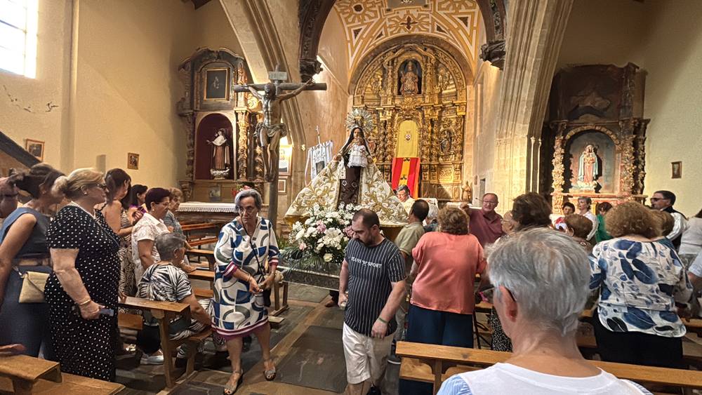 El Pedroso fue fiel a su tradición de izar la Virgen al altar
