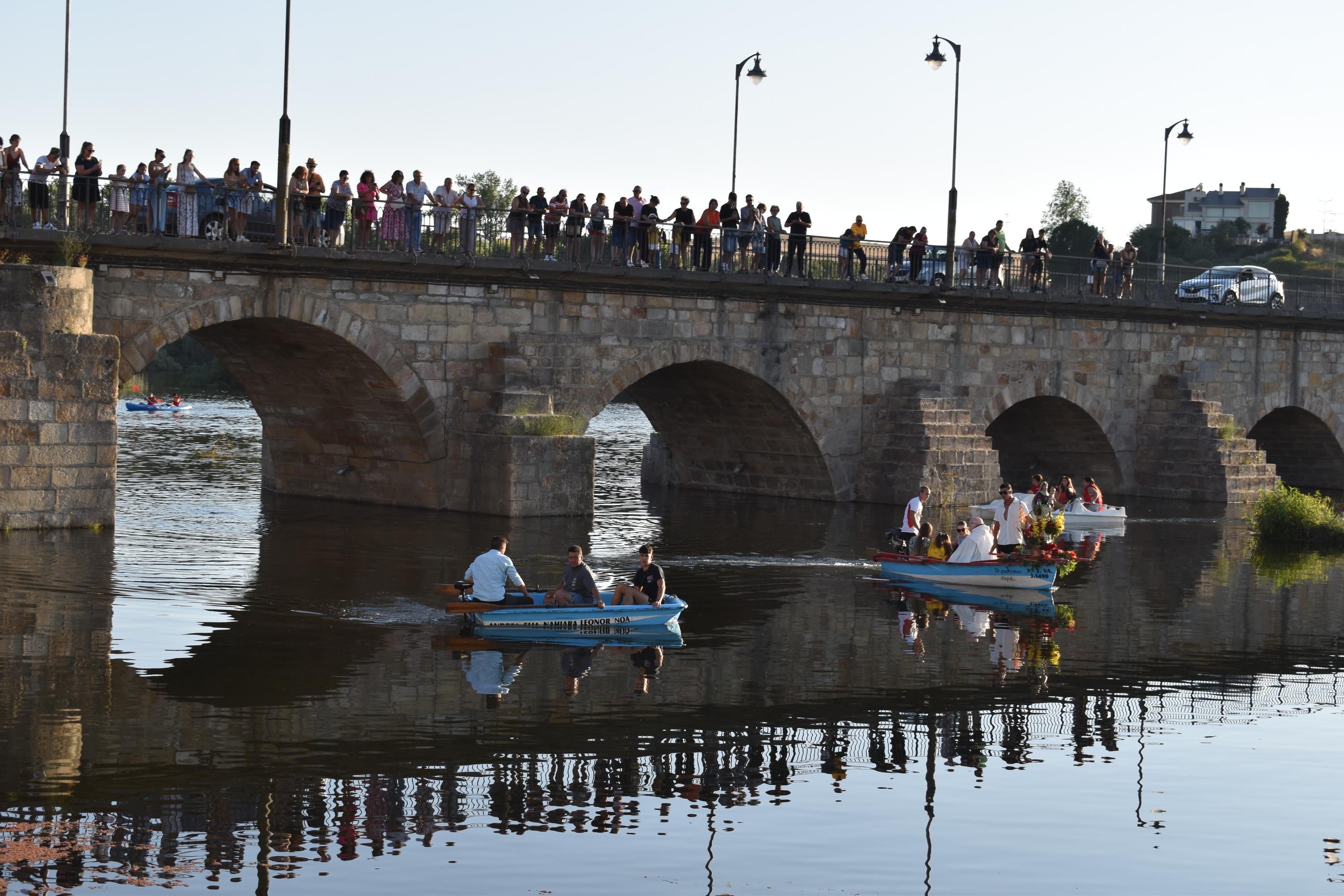 Alba de Tormes honra la memoria de los pescadores y a la Virgen del Carmen en su paseo fluvial