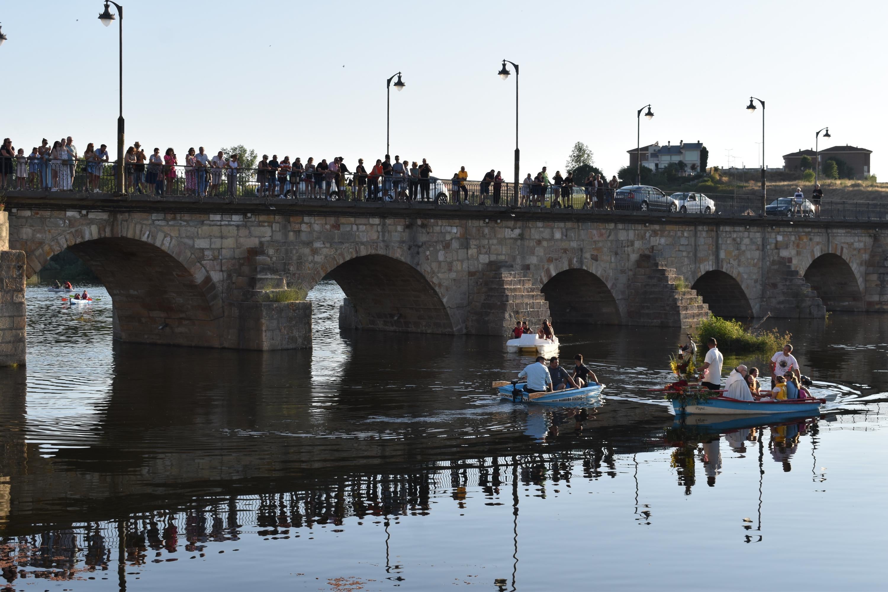 Alba de Tormes honra la memoria de los pescadores y a la Virgen del Carmen en su paseo fluvial
