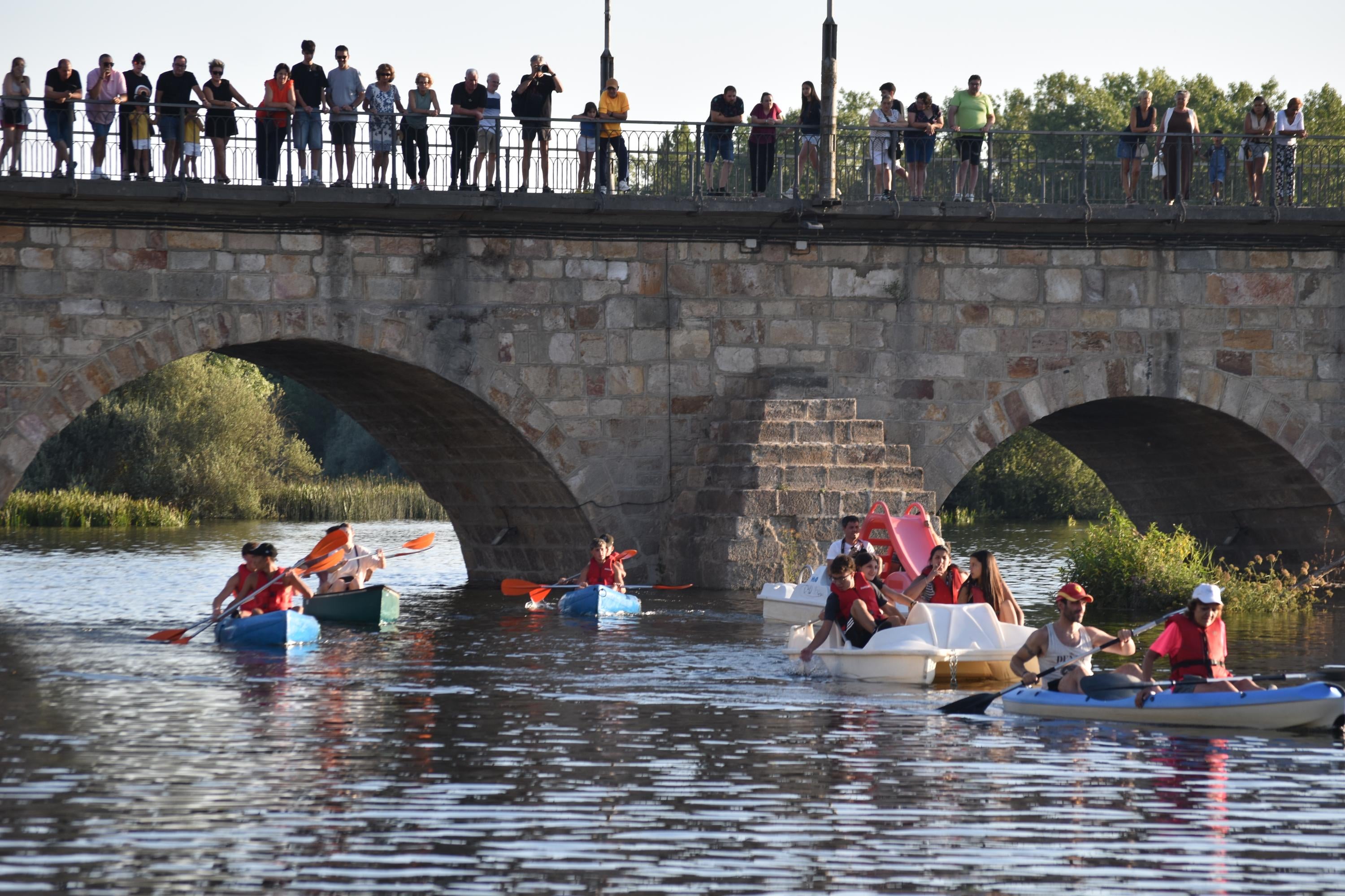 Alba de Tormes honra la memoria de los pescadores y a la Virgen del Carmen en su paseo fluvial