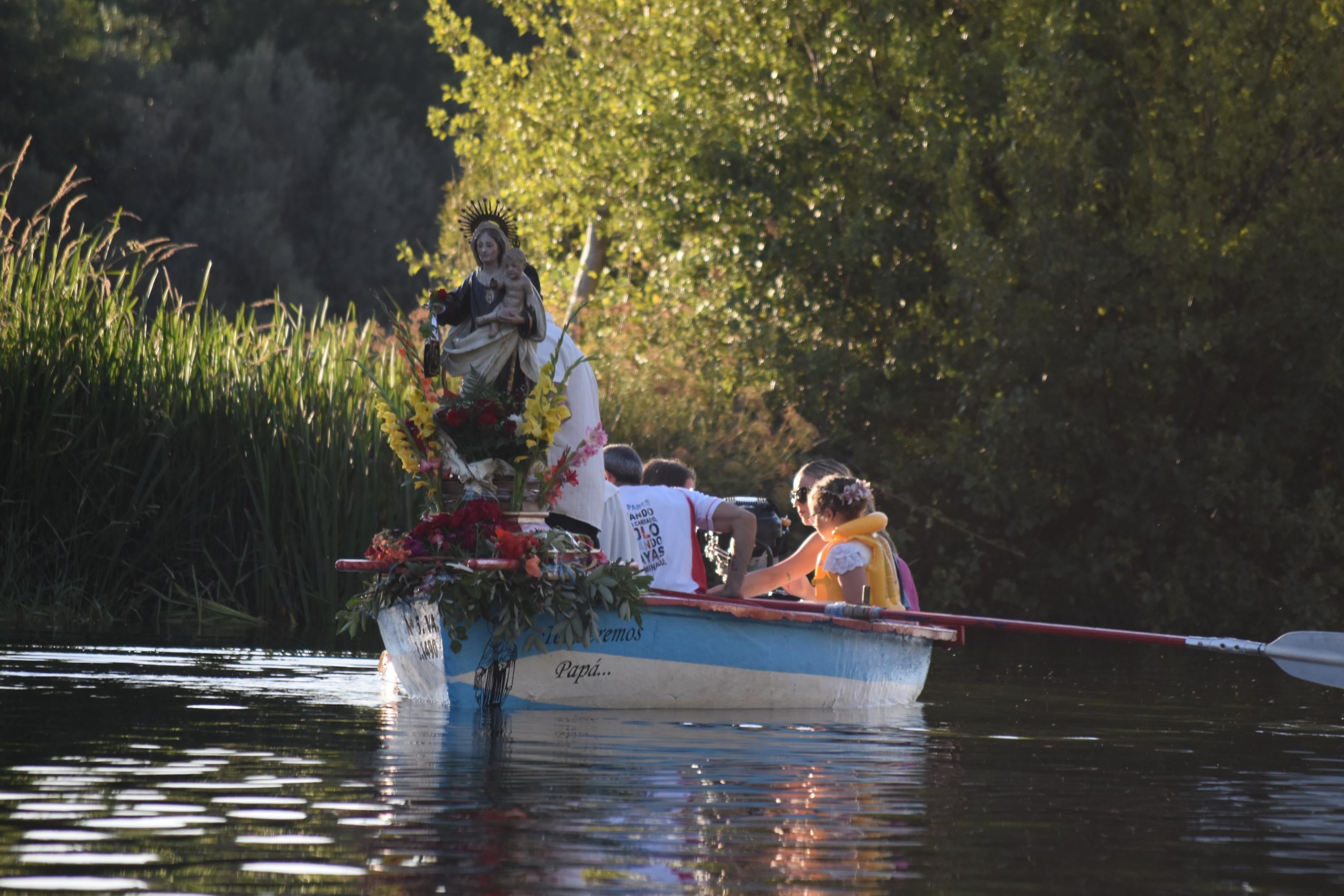 Alba de Tormes honra la memoria de los pescadores y a la Virgen del Carmen en su paseo fluvial