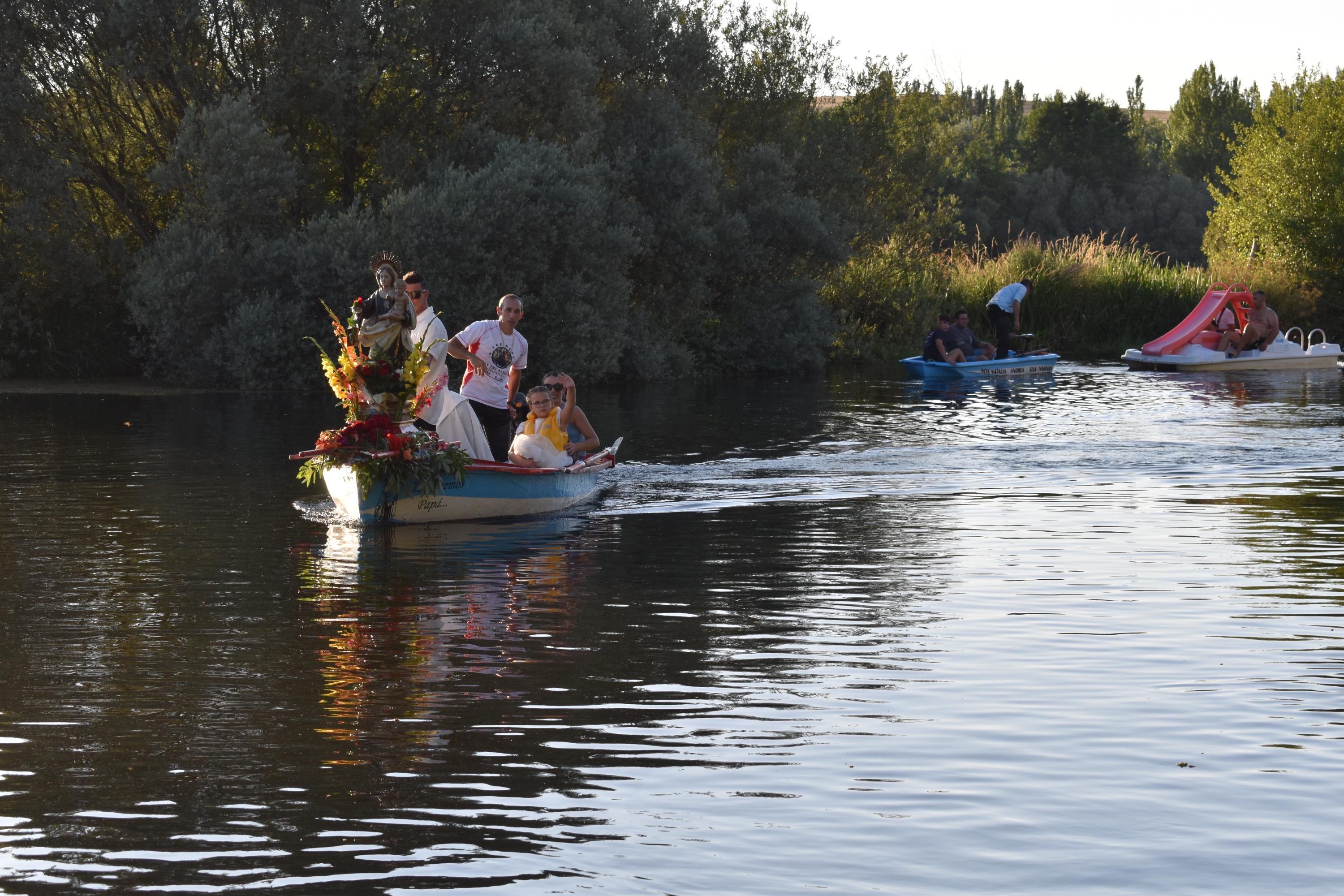 Alba de Tormes honra la memoria de los pescadores y a la Virgen del Carmen en su paseo fluvial