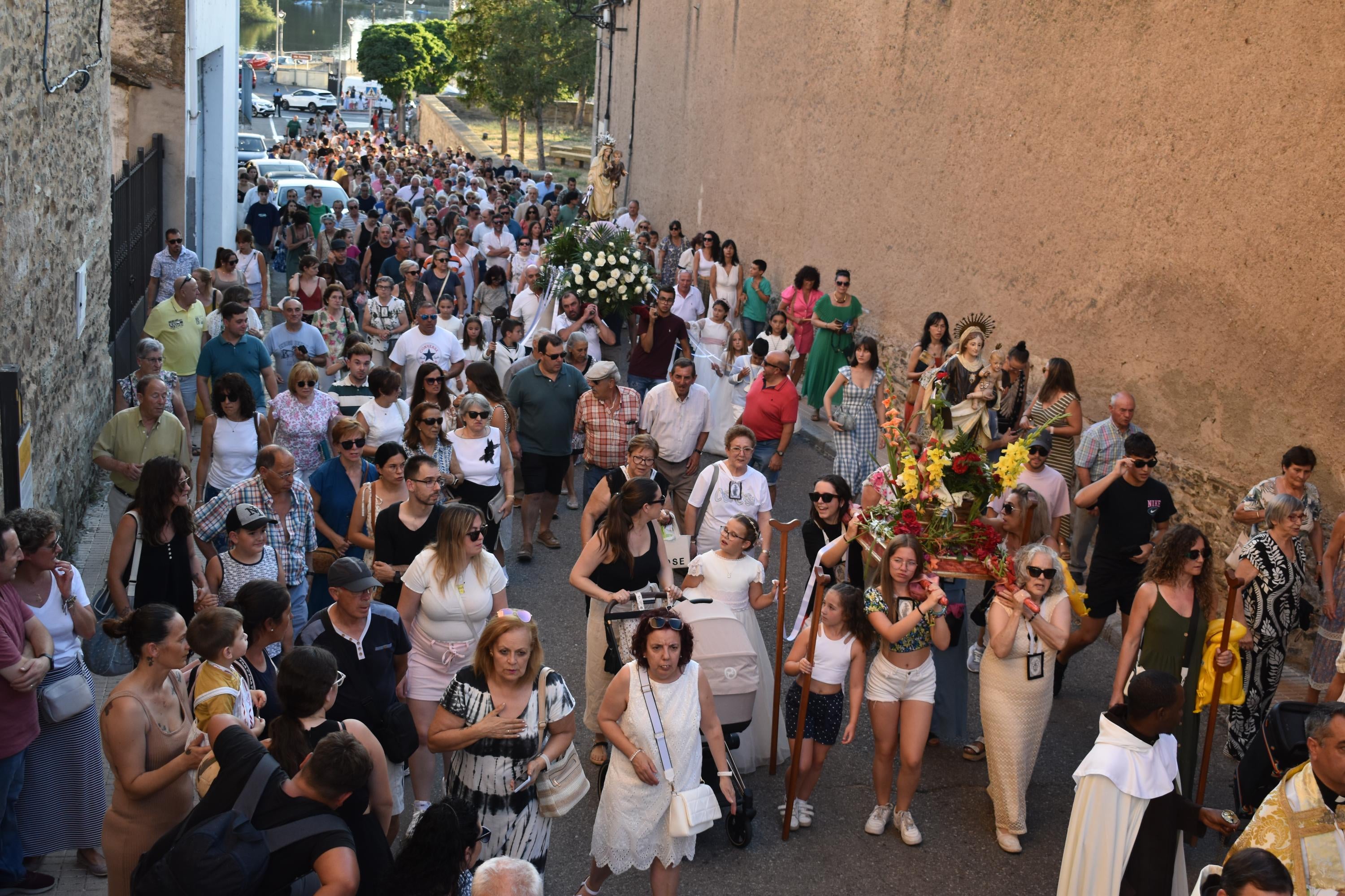 Alba de Tormes honra la memoria de los pescadores y a la Virgen del Carmen en su paseo fluvial