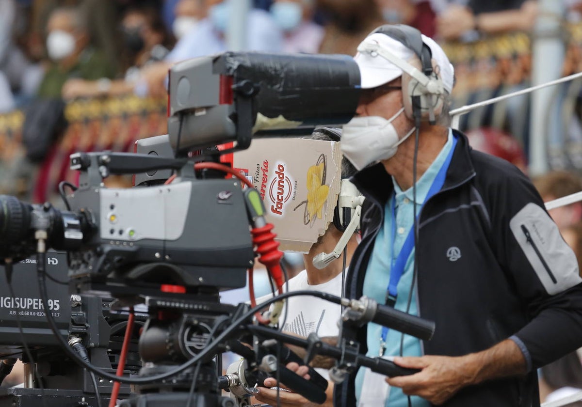 Cámara de televisión, en la plaza de toros de La Glorieta.