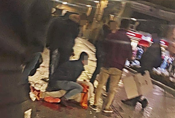 Un joven auxilia a la víctima de la salvaje puñalada en la calle Correhuela.