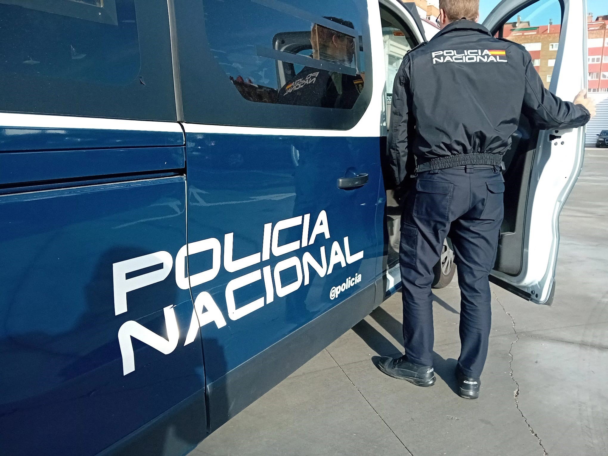 Un agente de la Policía Nacional de espaldas.