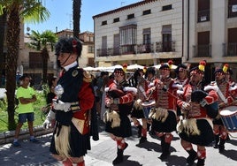 Desfile por la plaza Mayor de Alba con motivo de la conmemoración de la batalla de Arapiles el año pasado.