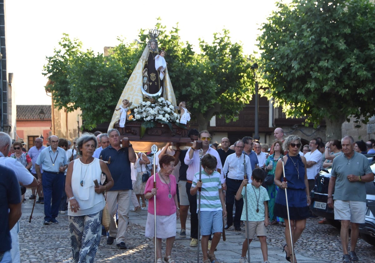 Imagen de la salida extraordinaria de la Virgen del Carmen de Ledesma.