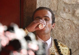 Damián Castaño bebiendo un trago de agua antes del paseíllo.