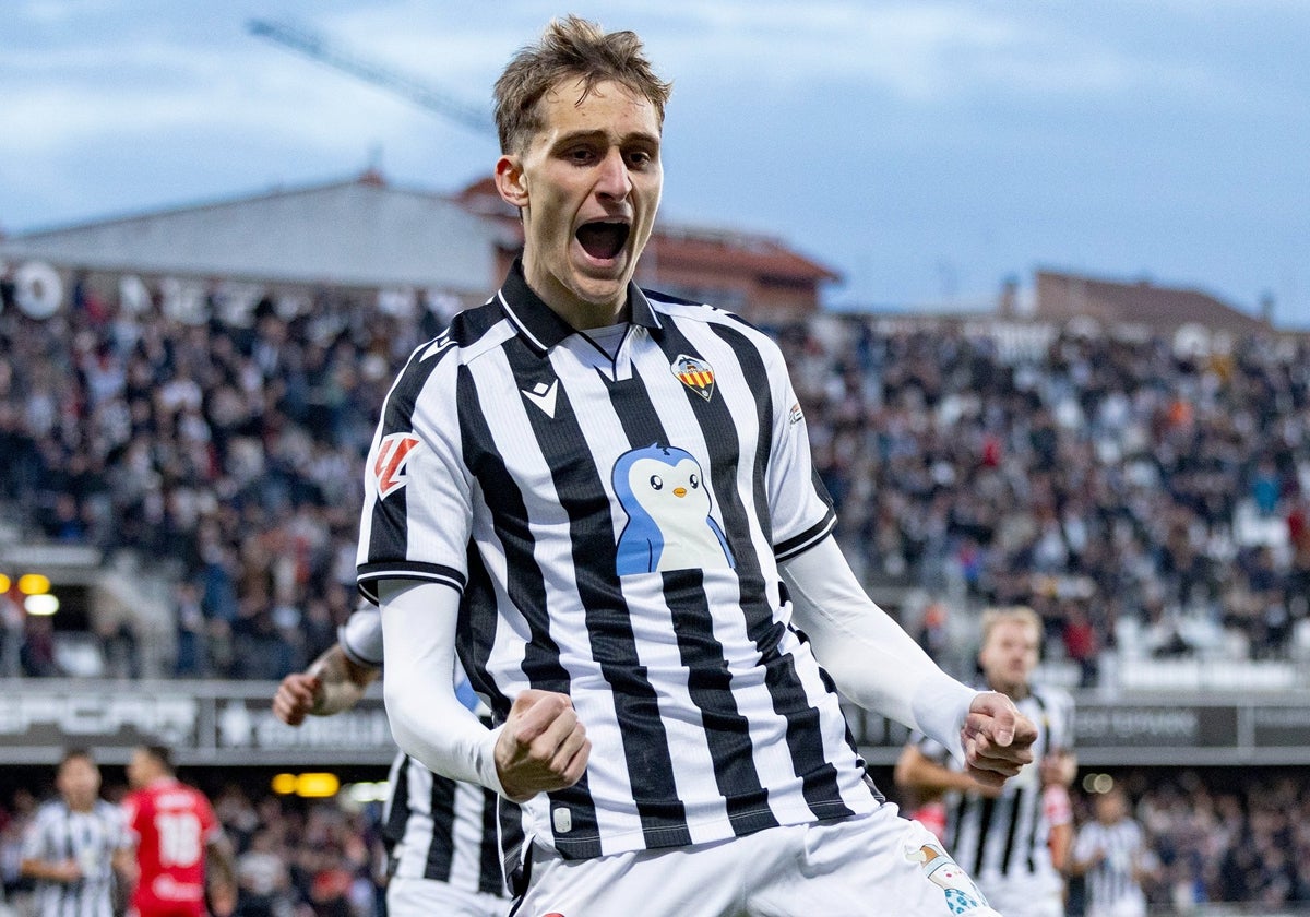 Pere Marco, celebrando un gol con el Castellón.