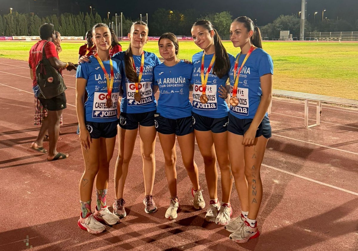 Las componentes del CD La Armuña, con la medalla de bronce en Castellón.