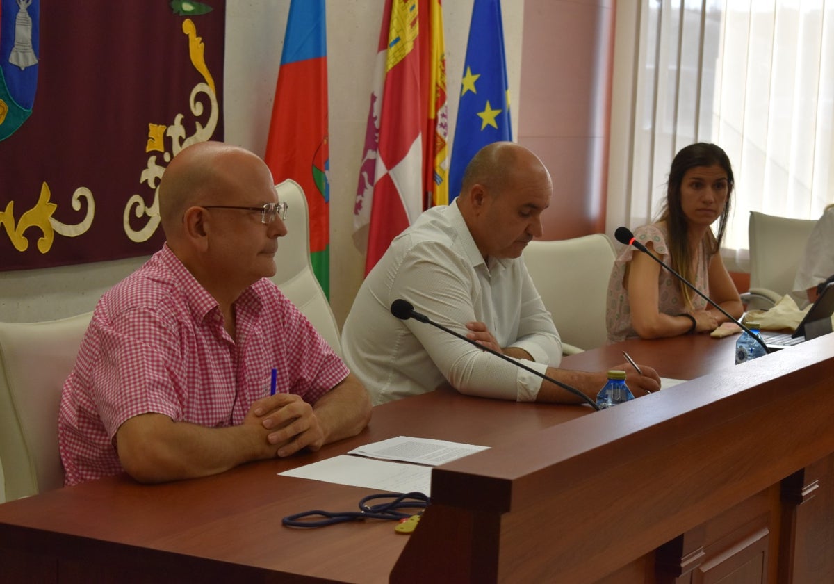 Parte de los munícipes del equipo de Gobierno de Villares de la Reina durante la sesión plenaria.