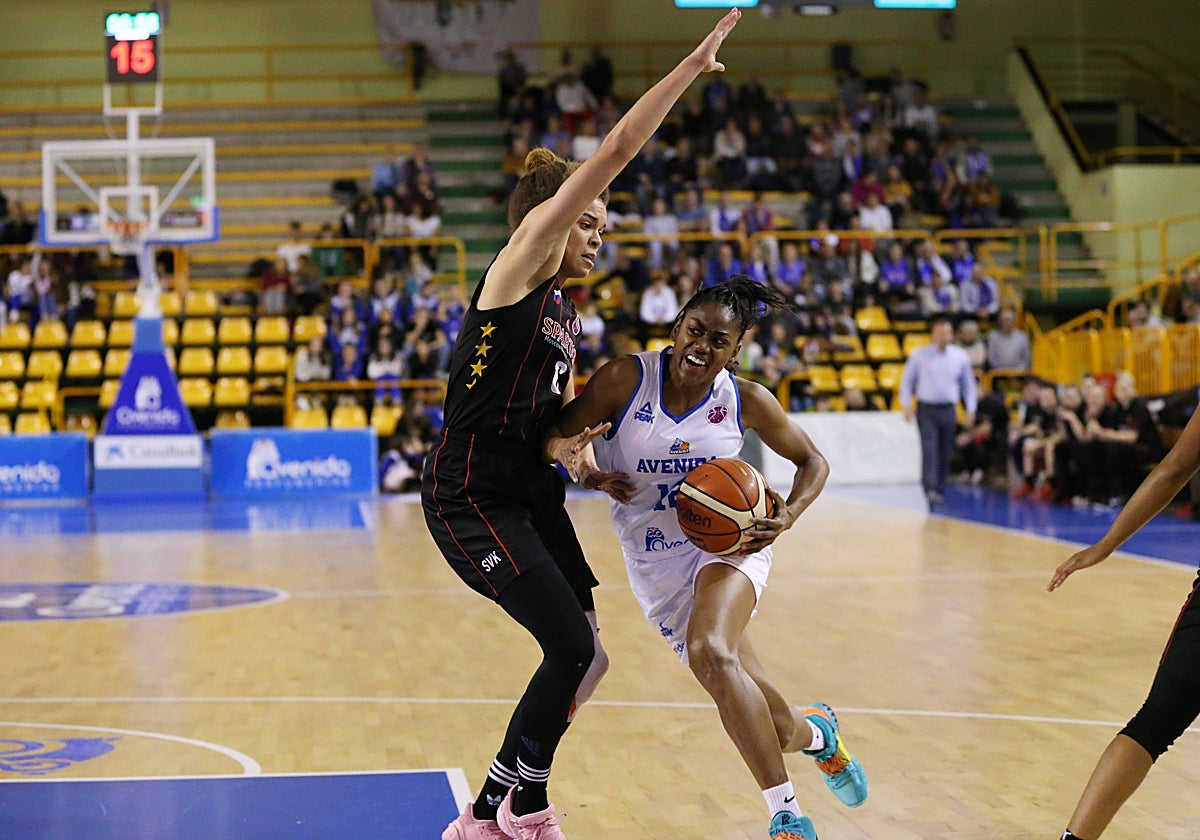 Hayes, contra el Spartak en Würzburg en el último partido jugado por Avenida en la Eurocup.