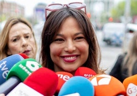 La actriz Elisa Mouliaá ofrece declaraciones a los medios.