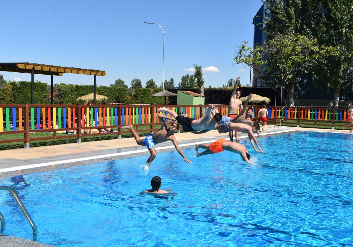Jóvenes de Santa Marta disfrutando en las piscinas municipales.